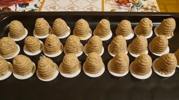 Jak zrobić ule ciastka - prosty przepis na pyszne no-bake desery Jak zrobić ule ciastka - prosty przepis na pyszne no-bake desery