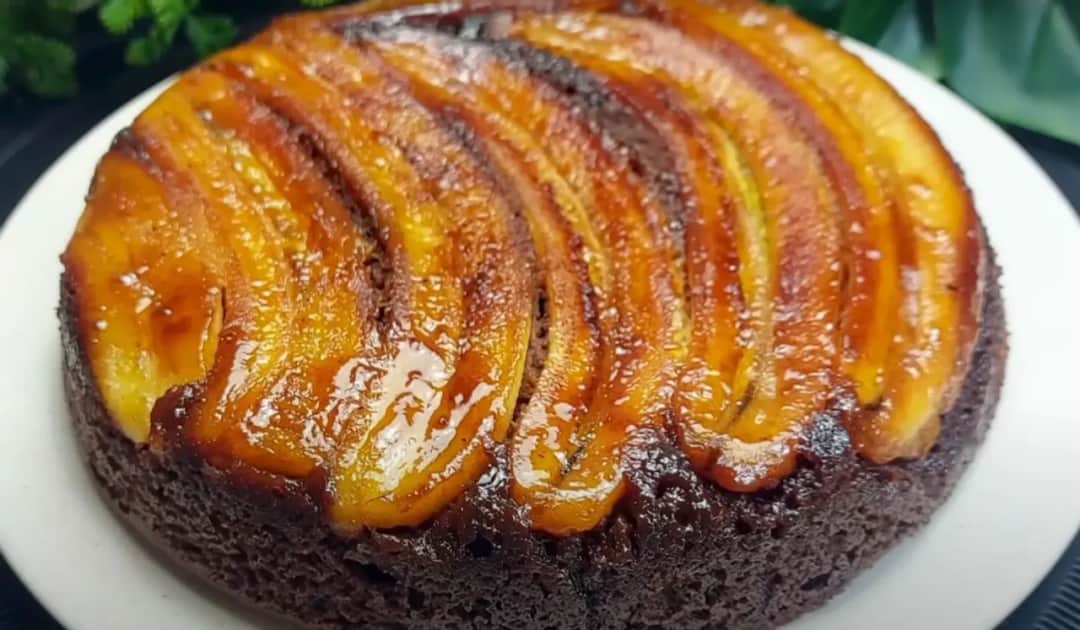Pyszne ciasto kakaowe z bananami – łatwy przepis na deser, który zachwyca