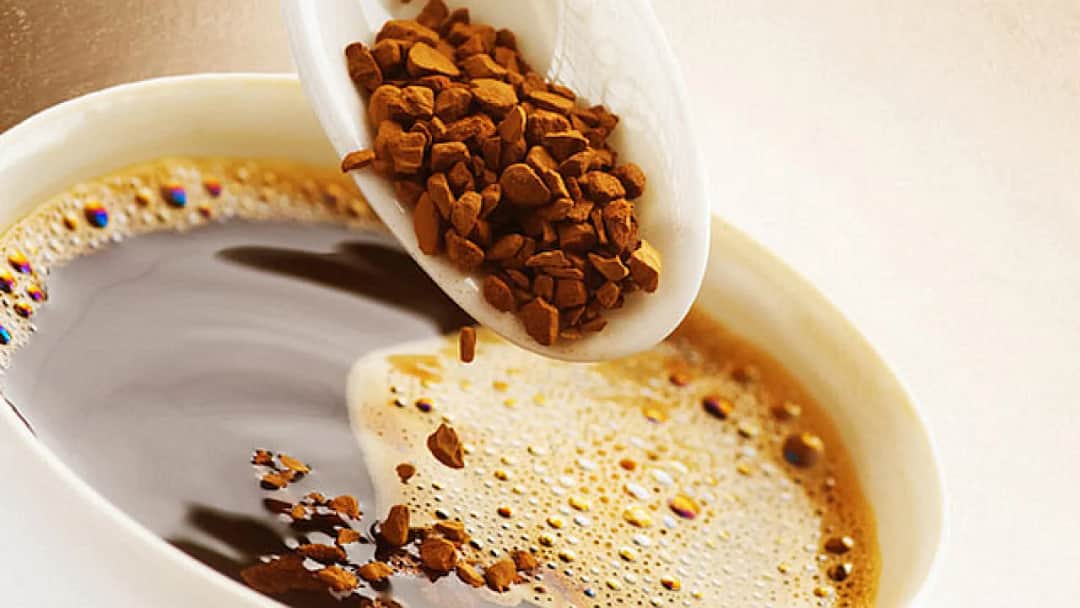 Ile kofeiny ma kawa rozpuszczalna? Zaskakujące różnice z innymi kawami