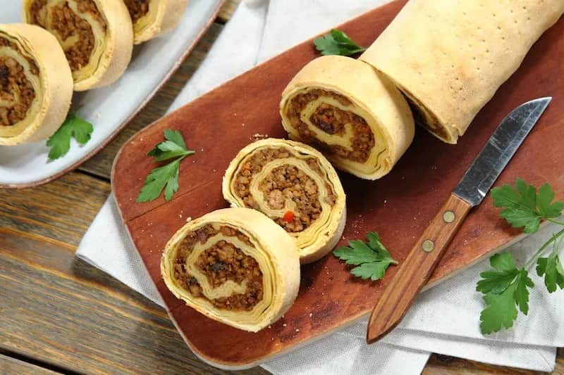 Przepis na ciasto na pierogi tatarskie – idealne na każdą okazję