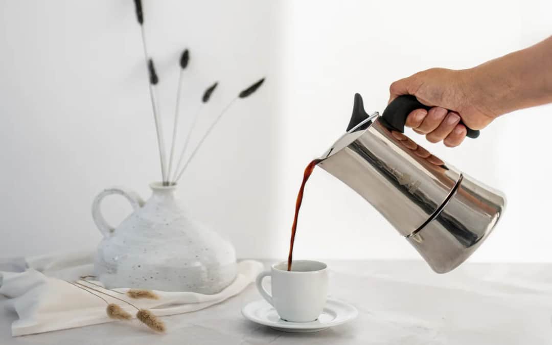 Czy kawa nawadnia organizm? Sprawdź, co mówią badania o jej wpływie