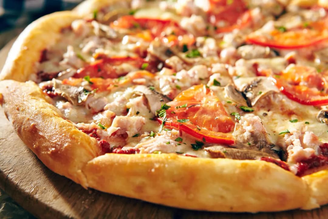 Pyszne ciasto do pizzy z mlekiem i jajkiem – idealne na każdą okazję