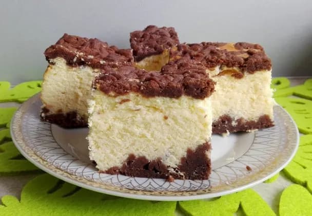 Przepis na sernik z tartym ciemnym ciastem, który zachwyci każdego