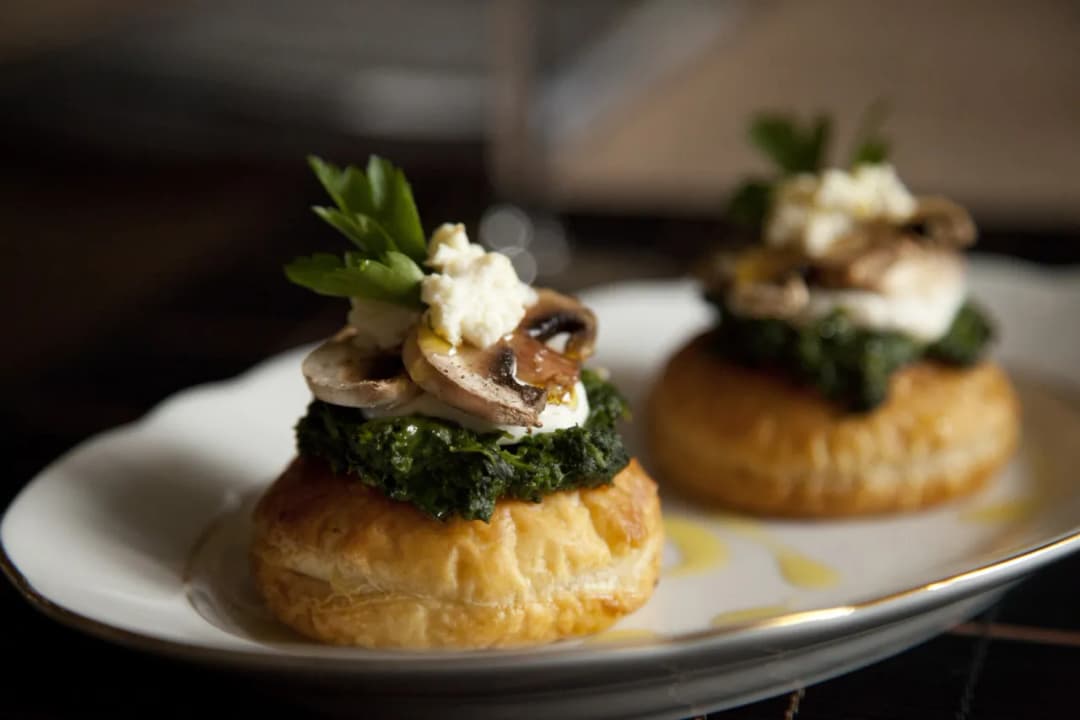 Pyszne ciasto francuskie ze szpinakiem i pieczarkami - sprawdź przepis