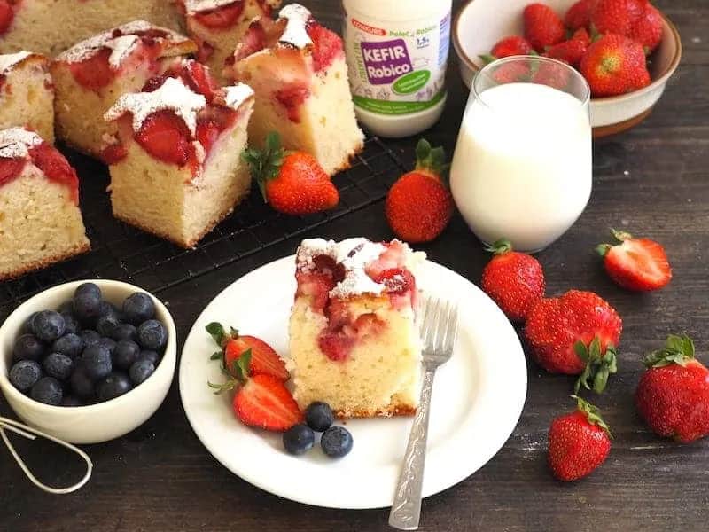 Szybkie ciasto z truskawkami na oleju - prosty przepis na sukces Szybkie ciasto z truskawkami na oleju - prosty przepis na sukces