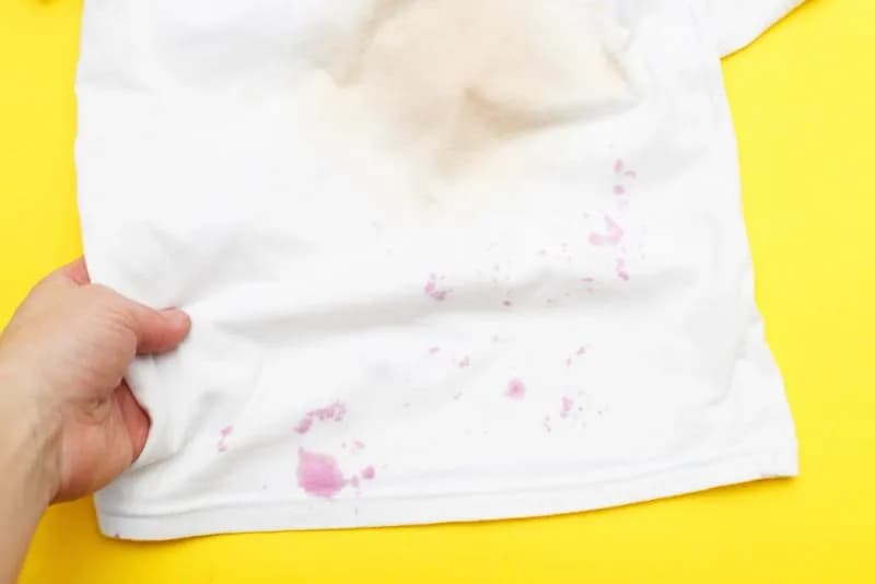 Jak usunąć plamy z herbaty? Skuteczne sposoby na trudne zabrudzenia